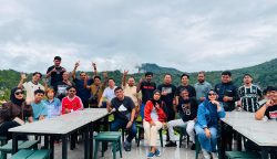 Kepala Bappelitbangda Kota Ternate dan Pers Liputan Kota saat mengunjungi wisata alam Danau Linow di Desa Lahendong, Kota Tomohon. Foto: Istimewa
