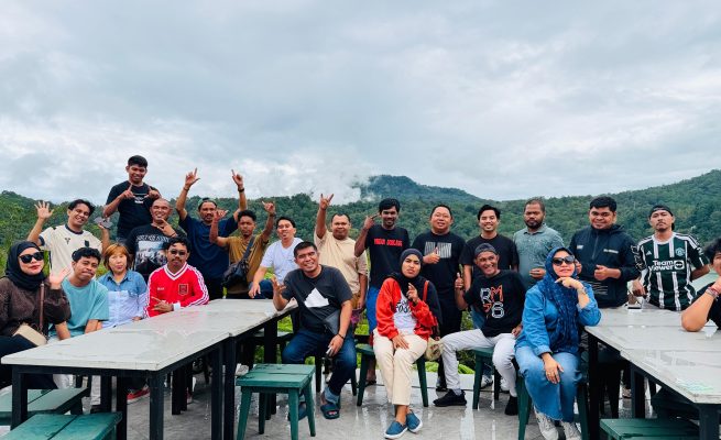 Kepala Bappelitbangda Kota Ternate dan Pers Liputan Kota saat mengunjungi wisata alam Danau Linow di Desa Lahendong, Kota Tomohon. Foto: Istimewa